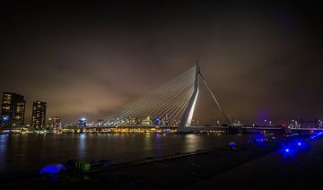 Night shot of the Erasmus bridge in Rotterdam by Wim Brauns