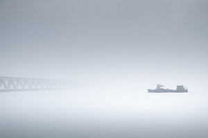 Ein schöner, nebliger Nachmittag an der Zeelandbrücke in Zeeland mit einem k