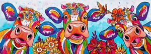 Ländliches Glück: Kühe, Blumen und ein Kolibri von Happy Paintings