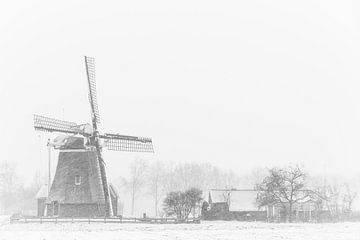 Winters Nederland bij de Groote poldermolen Slochteren van Rick Goede