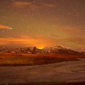 Nordlicht über isländischer Landschaft von Hannie Bom