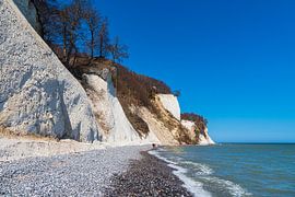 Les falaises de craie sur la côte de la mer Baltique sur l'île de Rügen sur Rico Ködder