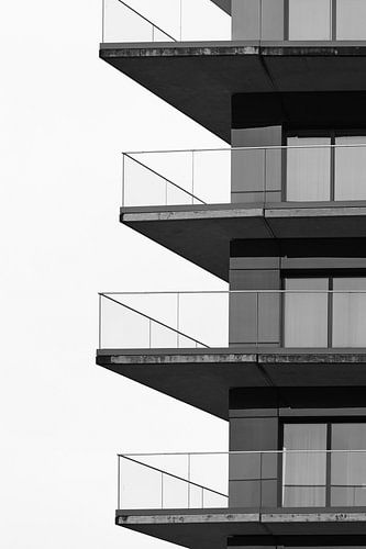 Gevel van een woongebouw in zwart-wit