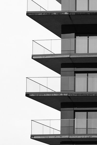 Fassade eines Wohnhauses in Schwarzweiß von Heiko Kueverling