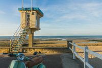 Rettungsschwimmerhäuschen mit Roller am Strand von Sword, Lion-sur-Mer, Normandie