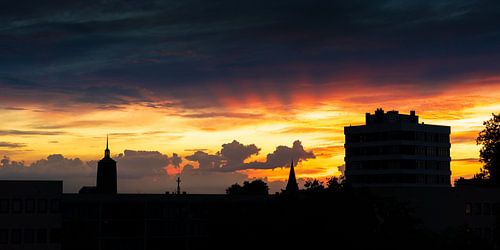 Skyline Enschede bei Sonnenuntergang [Panorama]