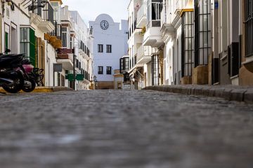 Mediterraan stadsgezicht bij het stadhuis van Rota, Cádiz, Andalusië, Spanje. van Fotos by Jan Wehnert