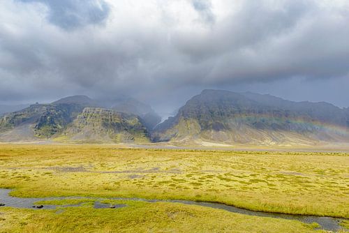 Berglandschap met een gletsjer in de verte in Zuid-IJsland