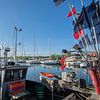 Bateaux de pêche avec drapeaux dans le port de Thiessow, Rügen sur GH Foto & Artdesign