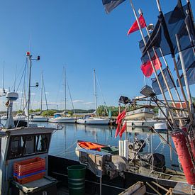 Vissersboten met vlaggen in de haven van Thiessow, Rügen van GH Foto & Artdesign