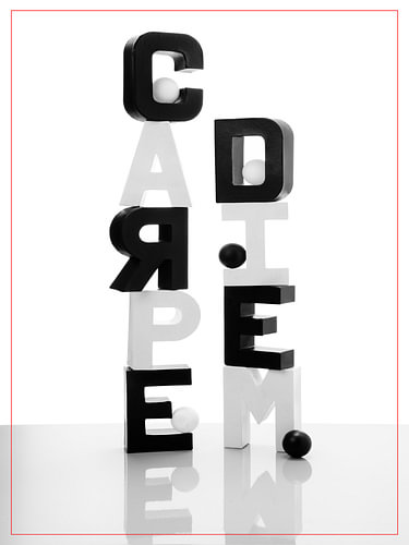 CARPE DIEM gestapelt – mit weißen und schwarzen Kügelchen.