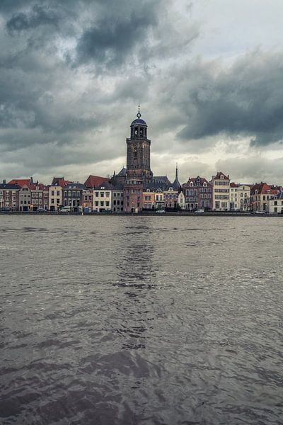 Schilderachtige wolken boven Deventer en de IJssel. van Bart Ros