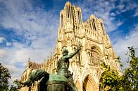 Fassade und Glockenturm mit Reiterstandbild der gotischen Kathedrale von Reims Frankreich von Dieter Walther Miniaturansicht
