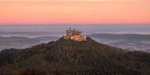 Château Hohenzollern dans le Bade-Wurtemberg, dans le sud de l'Allemagne, lors d'un magnifique lever de soleil