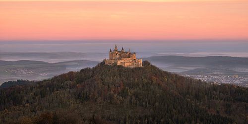 Panoramabeeld van Kasteel Hohenzollern in Baden-Württemberg in Zuid-Duitsland bij een mooie zonsopkomst