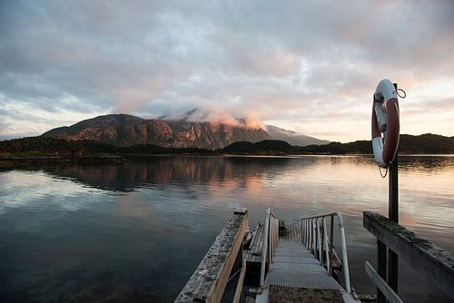 Berg en Boei tijdens middernacht zon.