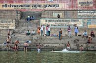 Hindoeïstische pelgrims nemen een bad in de Heilige Ganges op het gunstige Maha Shivaratri-festival van Tjeerd Kruse thumbnail