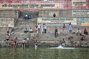 Hindoeïstische pelgrims nemen een bad in de Heilige Ganges op het gunstige Maha Shivaratri-festival van Tjeerd Kruse