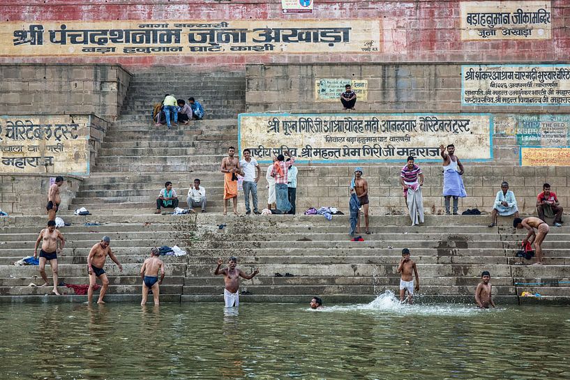 Hindoeïstische pelgrims nemen een bad in de Heilige Ganges op het gunstige Maha Shivaratri-festival van Tjeerd Kruse