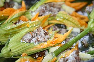 Plat de fleurs de courgette farcies