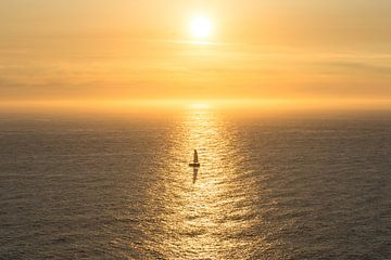 Einsames Segelboot auf dem Atlantik von Peter Haastrecht, van