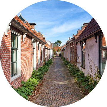 In Garnwerd, de smalste dorpstraat van Nederland van Evert Jan Luchies