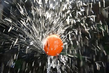 Een pingpongbal dansend op een waterstraal van Retrotimes