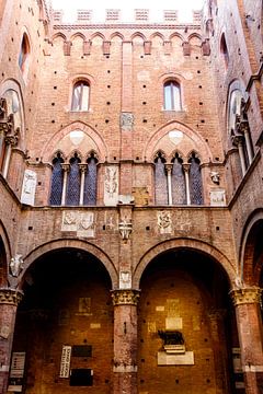 Binnenplaats van Palazzo Pubblico, het Gotische stadhuis van Siena, Toscane, Italie, Europa van WorldWidePhotoWeb