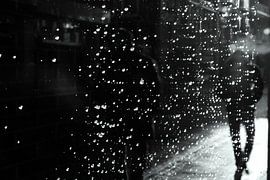 man achter sprankelend raam van Studio Boterkoek