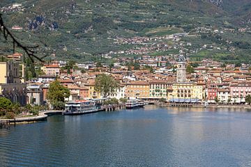 Zicht op Riva del Garda vanaf de Ponale weg van t.ART