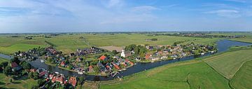 Lucht panorama van het traditionele dorp Oosthem in Friesland Nederland