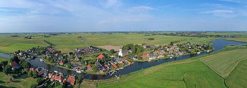 Lucht panorama van het traditionele dorp Oosthem in Friesland Nederland