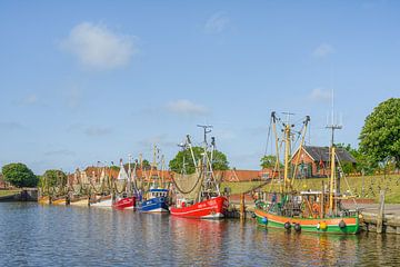 Krabbenkotter in Greetsiel in Oost-Friesland van Michael Valjak