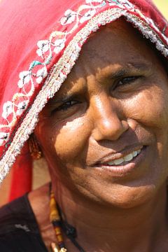 Portret van een mooie vrouw uit Rajasthan van Cora Unk
