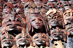 Gesichter Afrikas – Masken auf einem Markt in Namibia