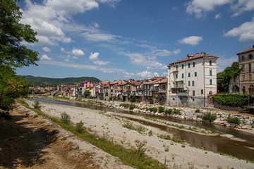 Huizen langs de rivier in Millesimo, Piemont, Italie