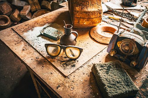 Dusty workbench - Forgotten craft in decay