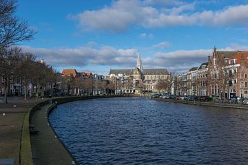 Haarlem zicht over het Spaarne naar de Grote of Sint Bavo kerk van Patrick Verhoef