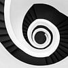 Spiralförmiges Treppenhaus in schwarz/weiß von Frank Kremer