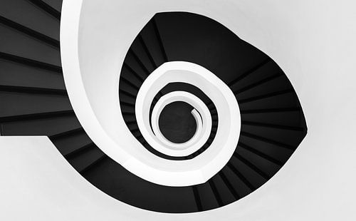 Cage d'escalier en spirale en noir et blanc