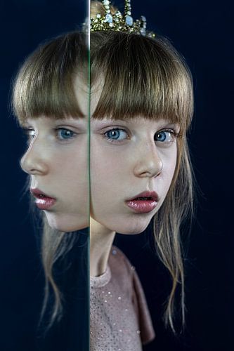 Meisje met haar spiegelbeeld