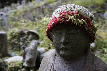 Beeldje met muts in Koya-San, Japan van Annemarie Arensen