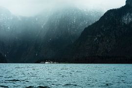 kerk in de bergen aan een meer by Jo Haegeman