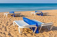 Sonnenliegen am leeren portugiesischen Strand mit blauem Meer von Ben Schonewille Miniaturansicht