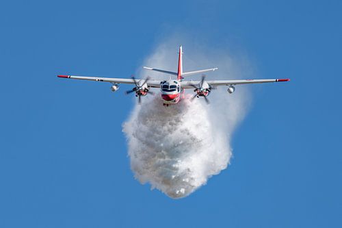 Grumman S-2T Turbo Firecat blusvliegtuig.