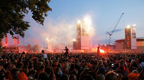 Museumplein in Amsterdam vol met mensen - Wereldkampioenschap voetbal 2010