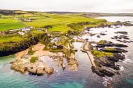 Ballintoy Harbour vanuit de Lucht van Droninger thumbnail