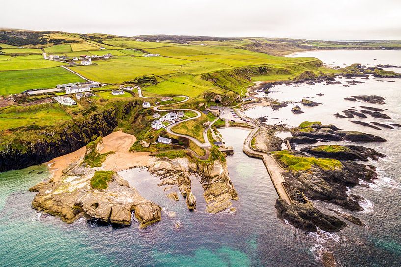 Ballintoy Harbour aus der Luft von Droninger