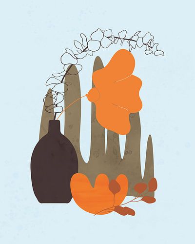 Minimalistisch stilleven van een oranje bloem in een fles