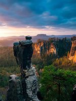 Zonsopgang met uitzicht op de Bastei brug in Saksisch Zwitserland in portret stand